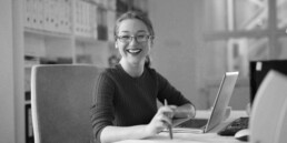 Frau am Arbeitsplatz vor Computer